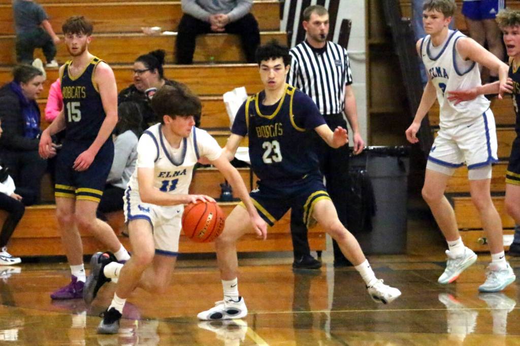 RYAN SPARKS | THE DAILY WORLD Elmas Matthew Wood (11) dribbles against Aberdeens Jhacob Quezada during the Eagles 57-49 win on Monday at Elma High School.
