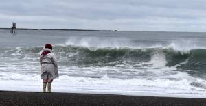Photos Jerry Knaak / The Daily World
A spectator watches the king tide roll in at South Beach in Westport.