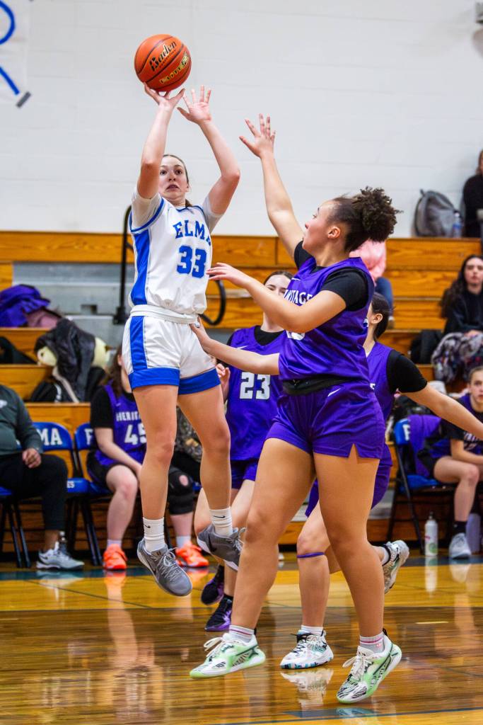 PHOTO BY MIKE ROBERTS Elma guard Olivia Moore (33) scored 20 points to lead the Eagles to a 52-49 victory over Heritage on Monday at Elma High School.
