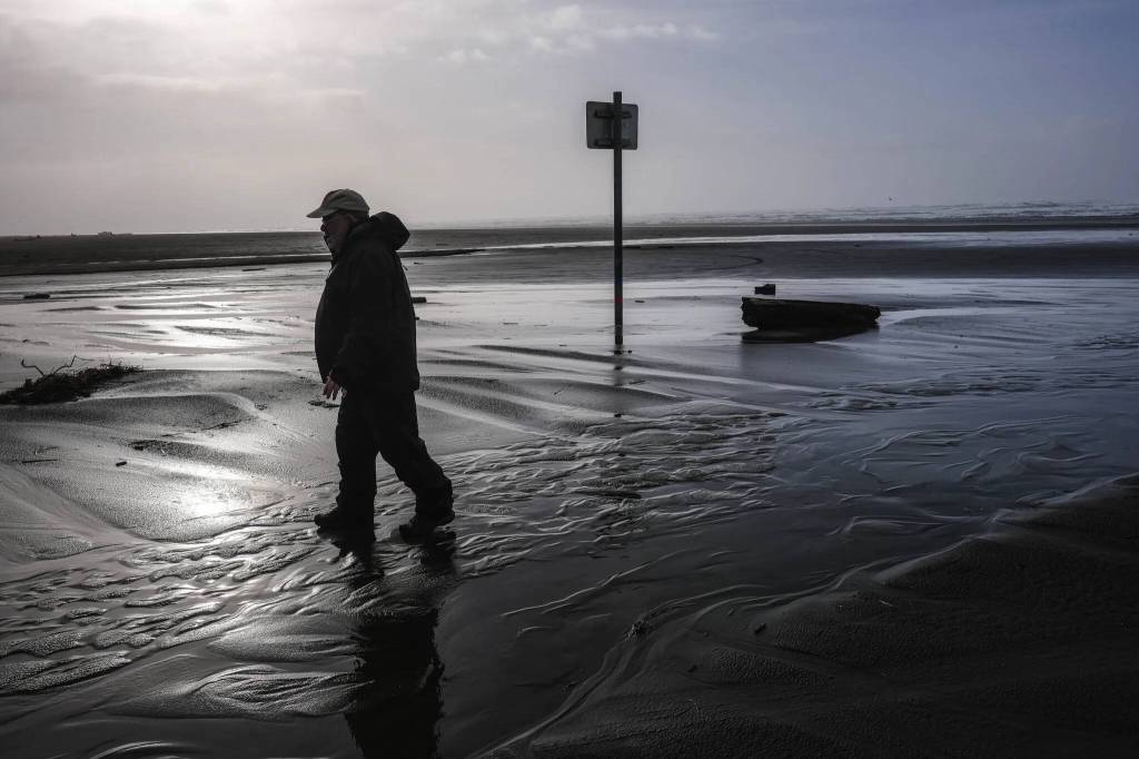 Alan Rammer wanders Copalis Beach in search of treasures only he and other avid beachcombers would recognize. (Dean Rutz / The Seattle Times)