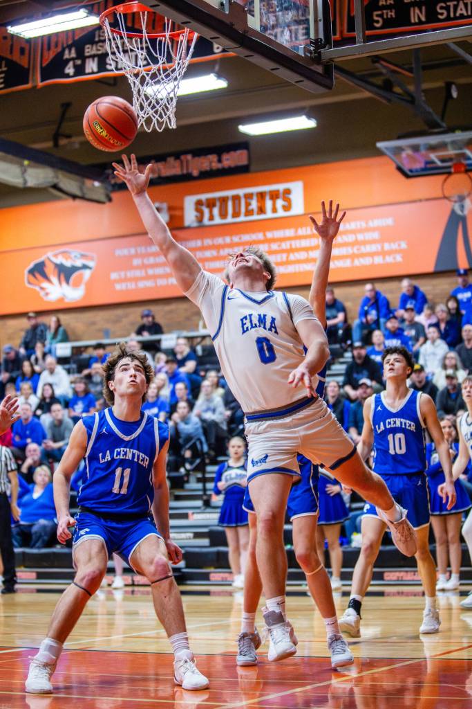 PHOTO BY MIKE ROBERTS Elma senior guard Traden Carter (0) drives to the hoop during the Eagles 62-47 loss to La Center in a 1A District 4 elimination game on Saturday at Centralia High School.