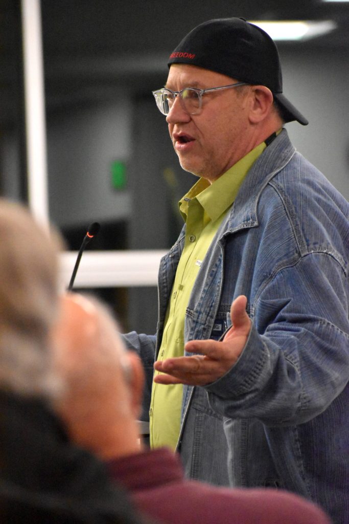 Michael DeLeon addresses the Aberdeen City Council.