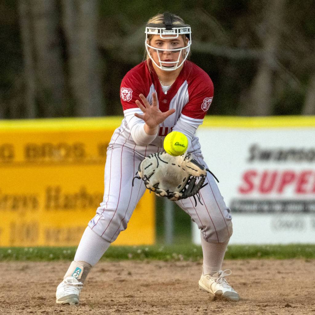 PHOTO BY FOREST WORGUM Hoquiams Avery Templer makes a play during a 22-13 loss to Rochester on Thursday in Hoquiam.