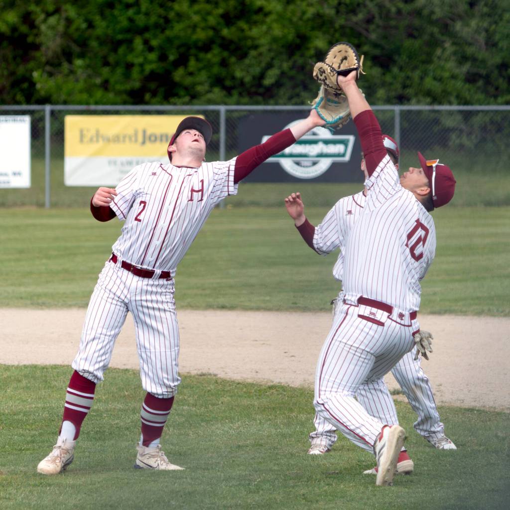 NICOLE SHANNON | MAIN FOCUS MEDIA Hoquiams Joey Bozich (left) and Ryan Pullar (right) come together on a pop up during a doubleheader against Elma on Friday in Elma.