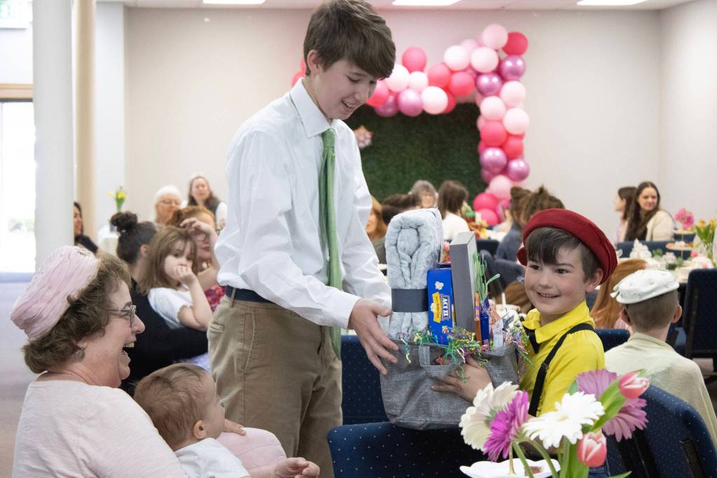 Emmett Quiqq awarded a lucky lad with a raffle gift basket.