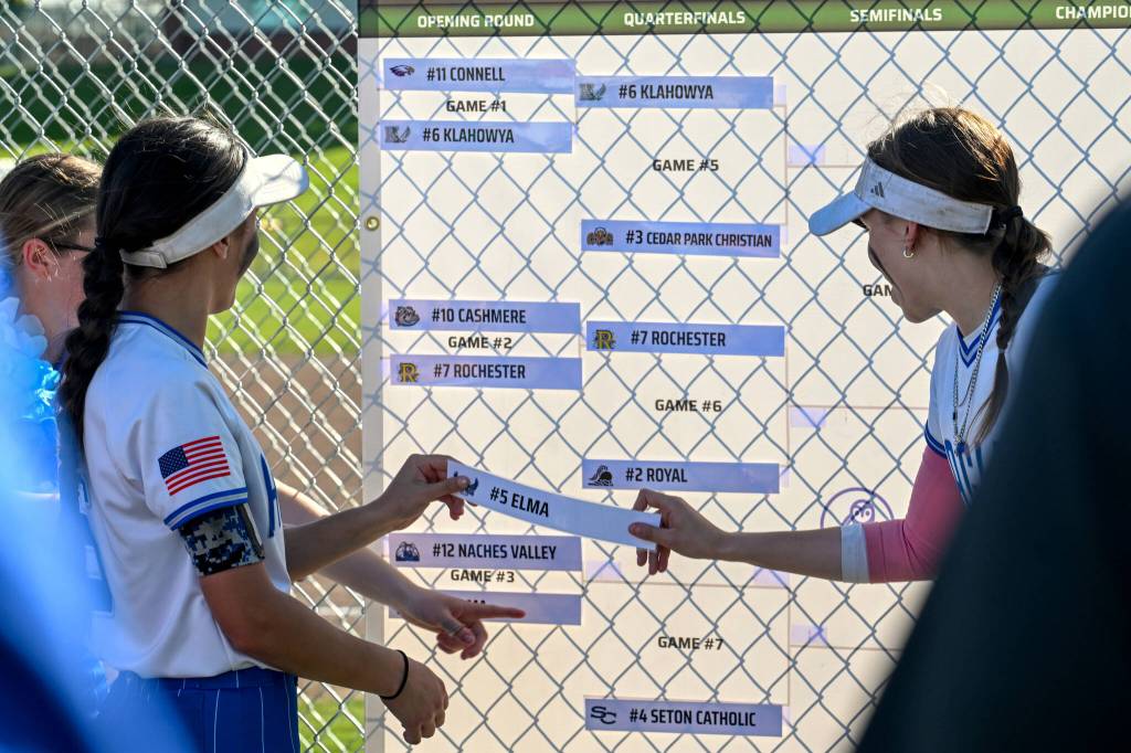 CHRYSTAL WELD PHOTOGRAPHY The Elma Eagles move their placard up the bracket after defeating Naches Valley in the first round of the 1A State Tournament on Thursday in Richland.
