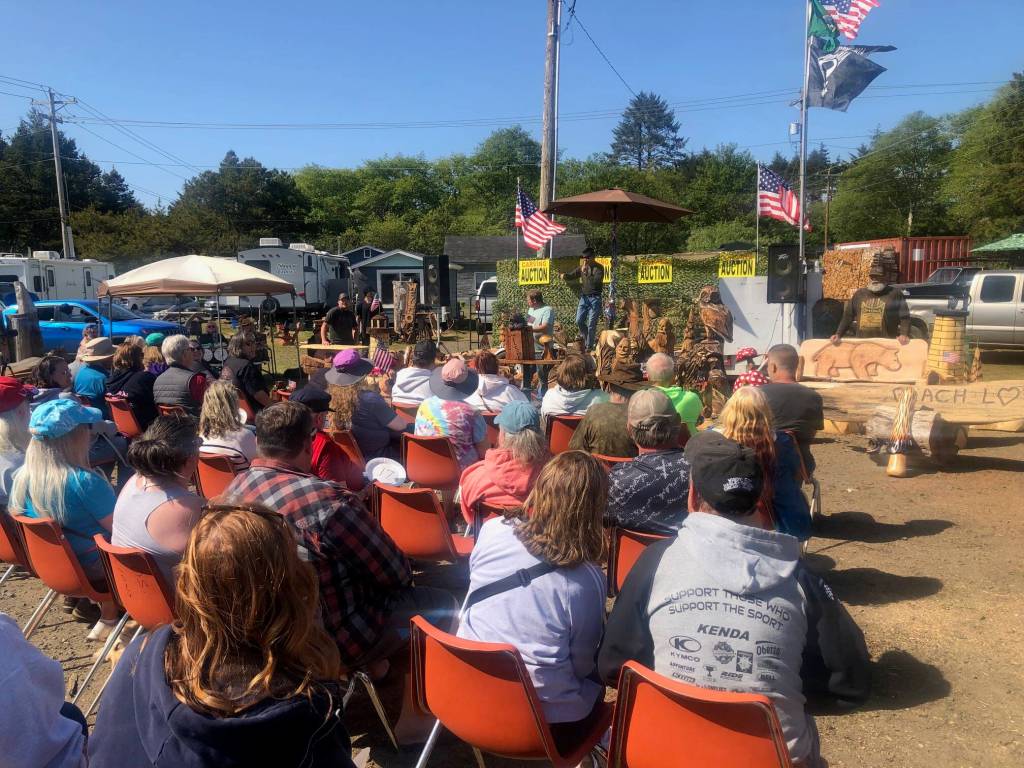 Michael Wagar / The Daily World
Ocean City put on another one of its chainsaw carving auctions both Saturday and Sunday. A large crowd gathered on Saturday to watch chainsaw artists carve and then bid for their finished art.