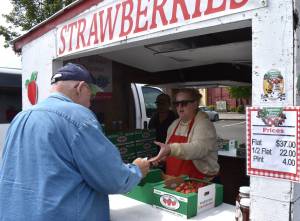 Jerry Knaak photos / The Daily World
Sales have been brisk since the Spooner Berry Farm stand opened in the Tractor Supply parking lot last Saturday.