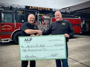 Photo courtesy of the Port of Grays Harbor
AGPs Grays Harbor Operations Manager Seth Taylor presents Aberdeen Fire Chief Dave Golding with a $50,000 donation.