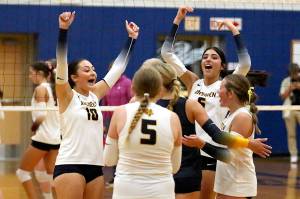RYAN SPARKS / THE DAILY WORLD
Aberdeens Hadley Lowery (10) and Mia Hallak (6) celebrate with their teammates during a win over Montesano on Monday in Aberdeen.