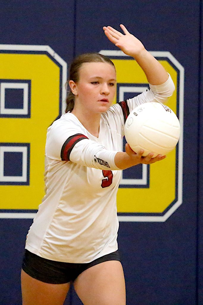 RYAN SPARKS | THE DAILY WORLD Hoquiams Mya Standstipher prepares to serve during a match against Aberdeen on Thursday in Aberdeen.