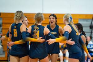 NICOLE SHANNON | MAIN FOCUS MEDIA The Aberdeen Bobcats celebrate a point during a straight-set victory over Elma on Wednesday at Elma High School.