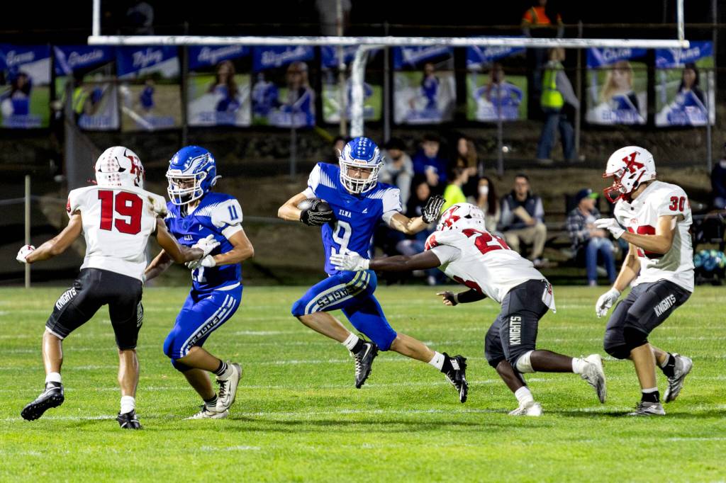 PHOTO BY MIKE ROBERTS Elma running back Colt Landstrom (9) carries the ball during a 46-0 loss on Friday at Davis Field in Elma.