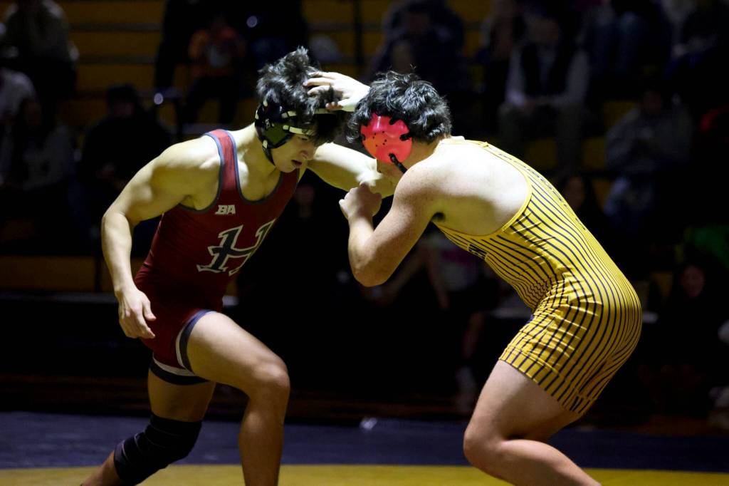 ERICA MCCRORY | MCCRORY PHOTOGRAPHY Hoquiams Kingston Case (left) grapples with Aberdeens Glenny Black during their 165-pound match on Thursday at Sam Benn Gym in Aberdeen.