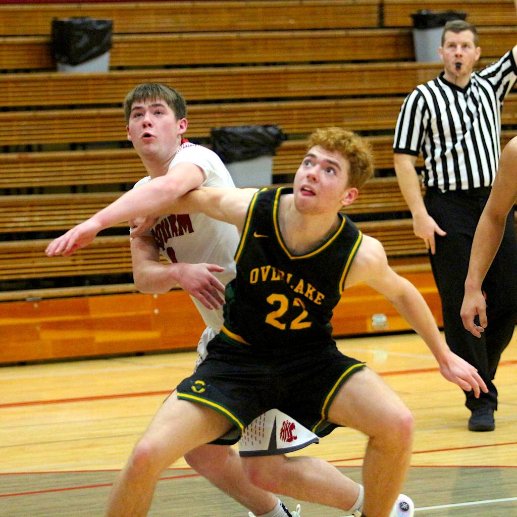 RYAN SPARKS | THE DAILY WORLD Hoquiams Joey Bozich (left) and Overlakes Hank Davidson compete for a rebound during the Grizzlies 55-54 victory on Tuesday in Hoquiam.