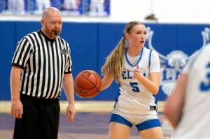 NICOLE SHANNON | MAIN FOCUS MEDIA Elmas Mikayla Roberts (5) hit five 3-pointers in a 63-37 victory over Rochester on Wednesday in Elma.
