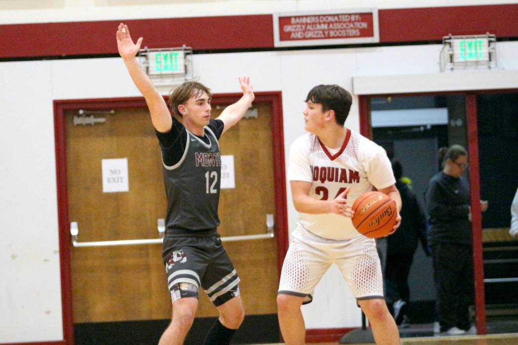 RYAN SPARKS | THE DAILY WORLD Montesanos Ryan Weidman (left) defends against Hoquiams Lincoln Niemi during the Bulldogs 69-64 victory on Thursday at Hoquiam Square Garden.
