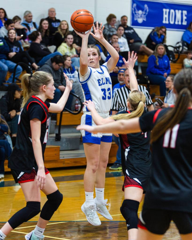 PHOTO BY MIKE ROBERTS Elmas Olivia Moore (33) scored 29 points in a 61-42 victory over Tenino on Friday at Elma High School.