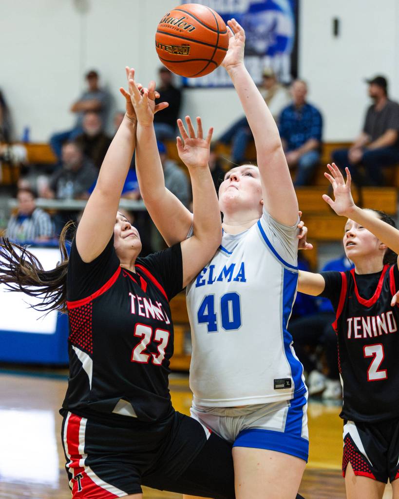 PHOTO BY MIKE ROBERTS Elmas Killie Vest (40) and Teninos Alyssa Brodersen compete for a rebound during the Eagles 61-42 win on Friday in Elma.
