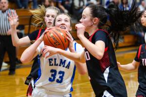PHOTO BY MIKE ROBERTS Elmas Olivia Moore (33) scored a game-high 29 points in a 61-42 win over Tenino in a 1A Evergreen League game on Friday at Elma High School.