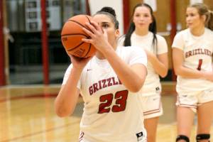 RYAN SPARKS | THE DAILY WORLD Hoquiams Aaliyah Kennedy (background) scored a game-high 28 points in a 55-31 win over Elma on Friday at Hoquiam Square Garden.