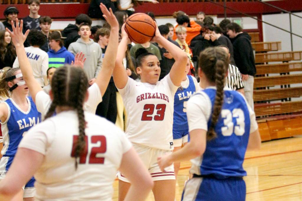 RYAN SPARKS | THE DAILY WORLD Hoquiams Aaliyah Kennedy (23) looks to pass during a 55-31 win over Elma on Friday in Hoquiam. Kennedy scored a game-high 28 points in the victory.