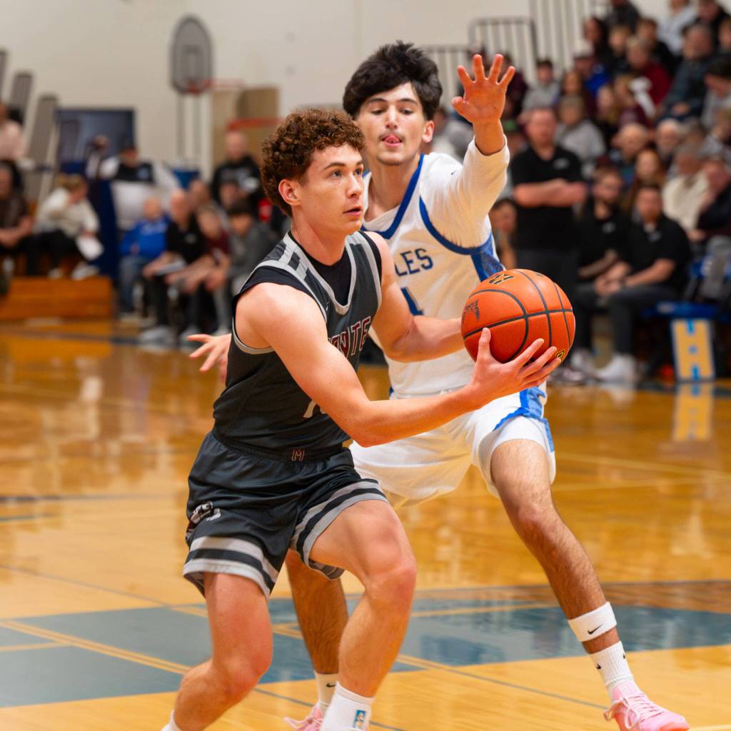 NICOLE SHANNON | MAIN FOCUS MEDIA Montesano guard Terek Gunter (left) drives to the hoop while defended by Elmas Trayton Webb during the Eagles 60-44 win on Wednesday at Elma High School.