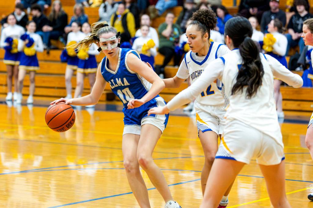 PHOTO BY MIKE ROBERTS Elma freshman Mercedes Carter (10) dribbles the ball during a 51-30 victory over Rochester on Thursday at Elma High School.