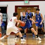 RYAN SPARKS | THE DAILY WORLD Elmas Isaac McGaffey (3) defends against Hoquiams Lincoln Niemi during the Grizzlies 60-59 overtime win on Wednesday at Elma High School.
RYAN SPARKS | THE DAILY WORLD Elmas Isaac McGaffey (3) defends against Hoquiams Lincoln Niemi during the Grizzlies 60-59 overtime win on Wednesday at Elma High School.
