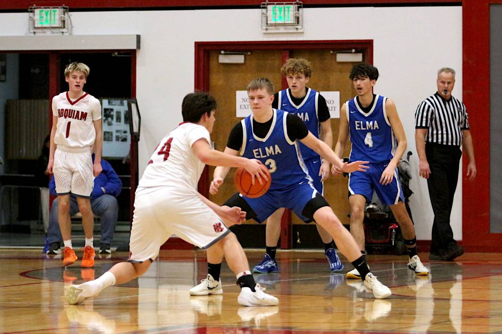 RYAN SPARKS | THE DAILY WORLD Elmas Isaac McGaffey (3) defends against Hoquiams Lincoln Niemi during the Grizzlies 60-59 overtime win on Wednesday at Elma High School.
RYAN SPARKS | THE DAILY WORLD Elmas Isaac McGaffey (3) defends against Hoquiams Lincoln Niemi during the Grizzlies 60-59 overtime win on Wednesday at Elma High School.