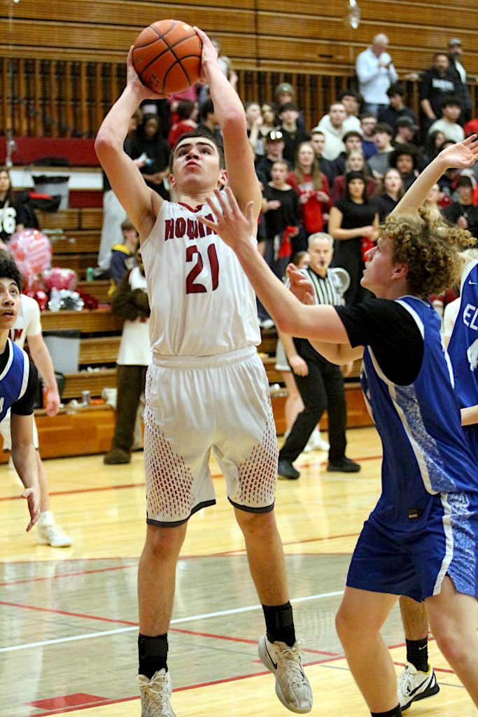 RYAN SPARKS | THE DAILY WORLD Hoquiams Talan Abbott (21) grabs a rebound during a 60-59 overtime victory against Elma on Wednesday at Elma High School.