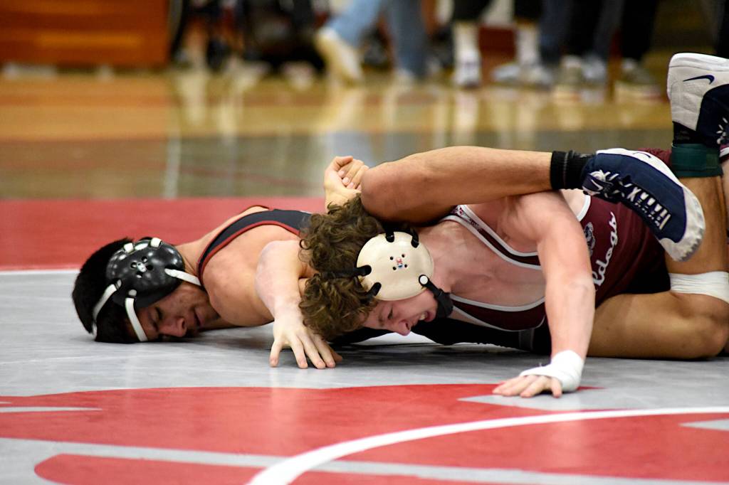 PHOTO BY SUE MICHALAK BUDSBERG Hoquiams Junior Balagot (left) competes against Montesanos Finley Ekerson during the 120-pound title match at the 1A Evergreen League Championship Meet on Saturday at Hoquiam High School.
