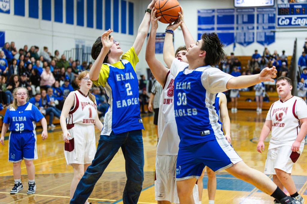PHOTO BY MIKE ROBERTS Hoquiam and Elma Unified basketball teams faced off in the second Pack the Gym Unified Game on Tuesday at Elma High School. Hoquiam won the game 34-29.