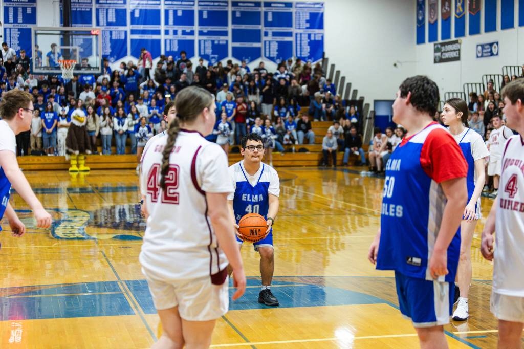 PHOTO BY MIKE ROBERTS Hoquiam and Elma Unified basketball teams faced off in the second Pack the Gym Unified Game on Tuesday at Elma High School. Hoquiam won the game 34-29.