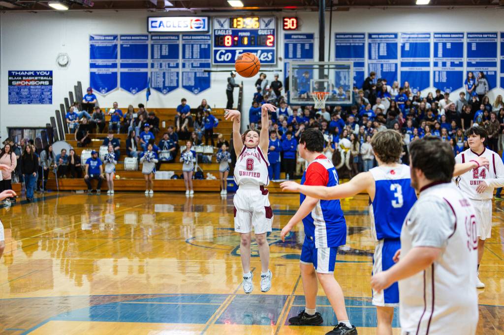 PHOTO BY MIKE ROBERTS Hoquiam and Elma Unified basketball teams faced off in the second Pack the Gym Unified Game on Tuesday at Elma High School. Hoquiam won the game 34-29.