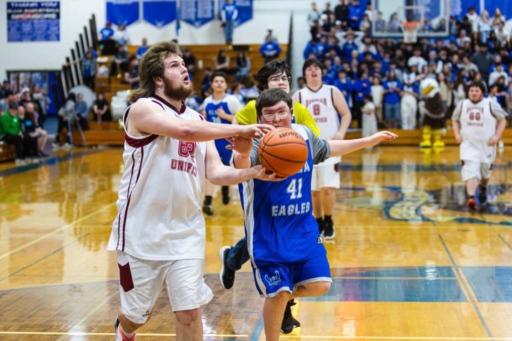 PHOTO BY MIKE ROBERTS Hoquiam and Elma Unified basketball teams faced off in the second Pack the Gym Unified Game on Tuesday at Elma High School. Hoquiam won the game 34-29.