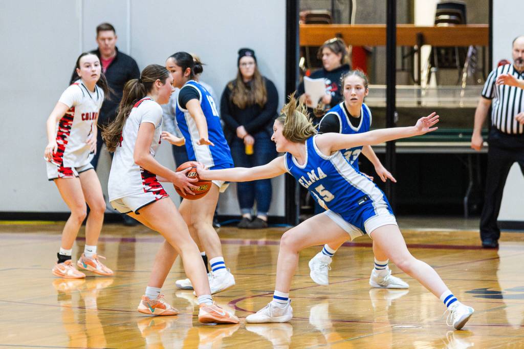 PHOTO BY MIKE ROBERTS Elmas Mikayla Roberts (5) defends the perimeter against Columbia (White Salmon) senior Sara Miller during the Eagles 44-43 loss in a 1A District 4 Tournament game on Friday at Columbia High School.