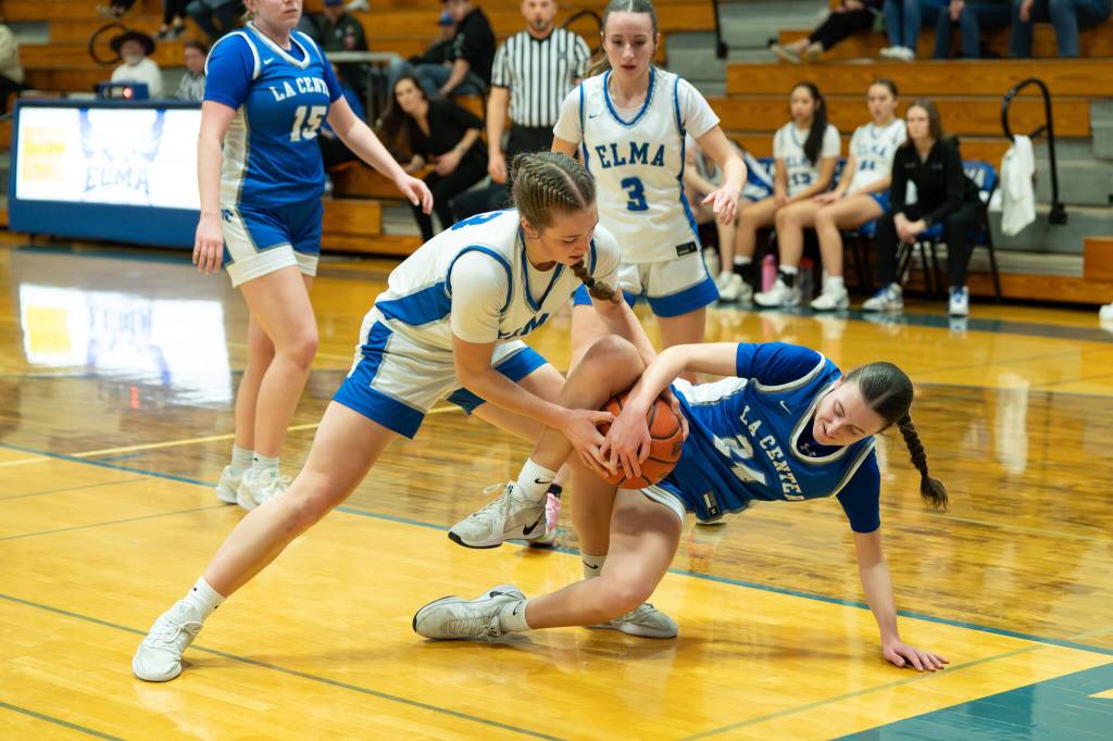 NICOLE SHANNON | MAIN FOCUS MEDIA Elmas Olivia Moore (left) and La Centers Lillian Cosmi battle for a loose ball during the Eagles 48-34 victory in a 1A District 4 elimination game on Wednesday at Elma High School.