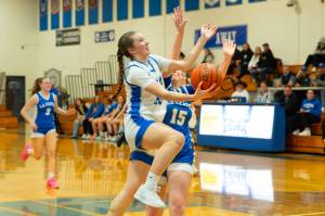 NICOLE SHANNON | MAIN FOCUS MEDIA Elmas Olivia Moore (left) drives the lane during a 48-34 victory over La Center in a 1A District 4 elimination game on Wednesday at Elma High School.