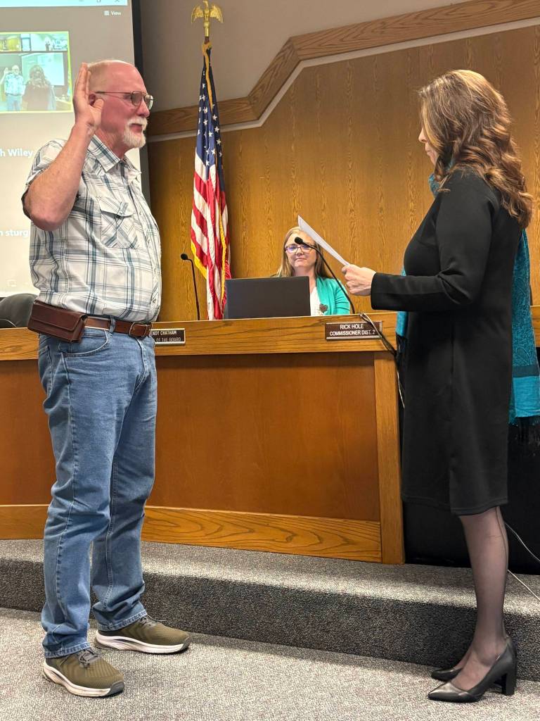Jerry Knaak / The Daily World
New Ocean City Drainage District Commissioner Stan Sturgeon takes his oath of office administered by Grays Harbor County Commissioner Vickie Raines.