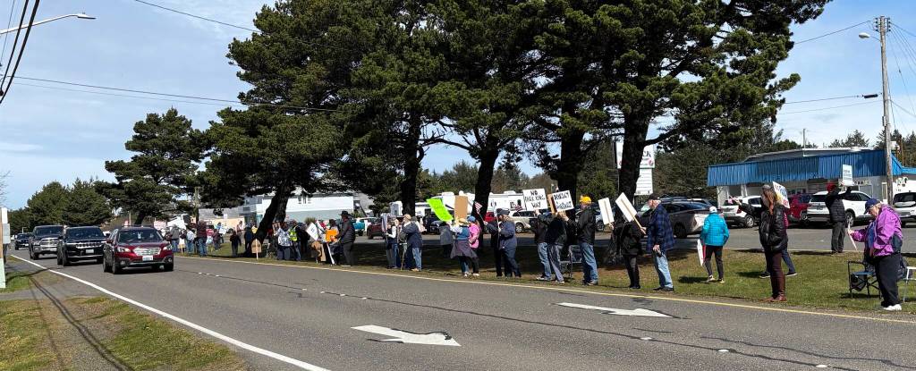 Jerry Knaak / The Daily World
No Kings rally protesters lined the median from Shoal Street NE to the roundabout along Point Brown Avenue in Ocean Shores.