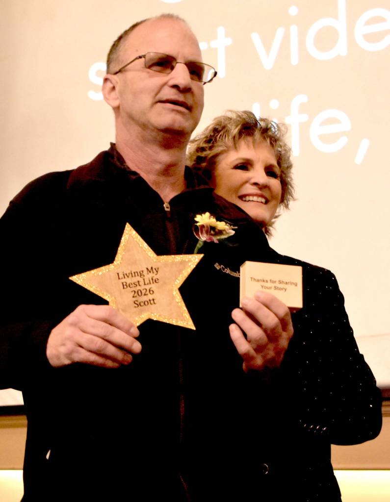 Jerry Knaak / The Daily World
Dee Garman presents an award to Scott.