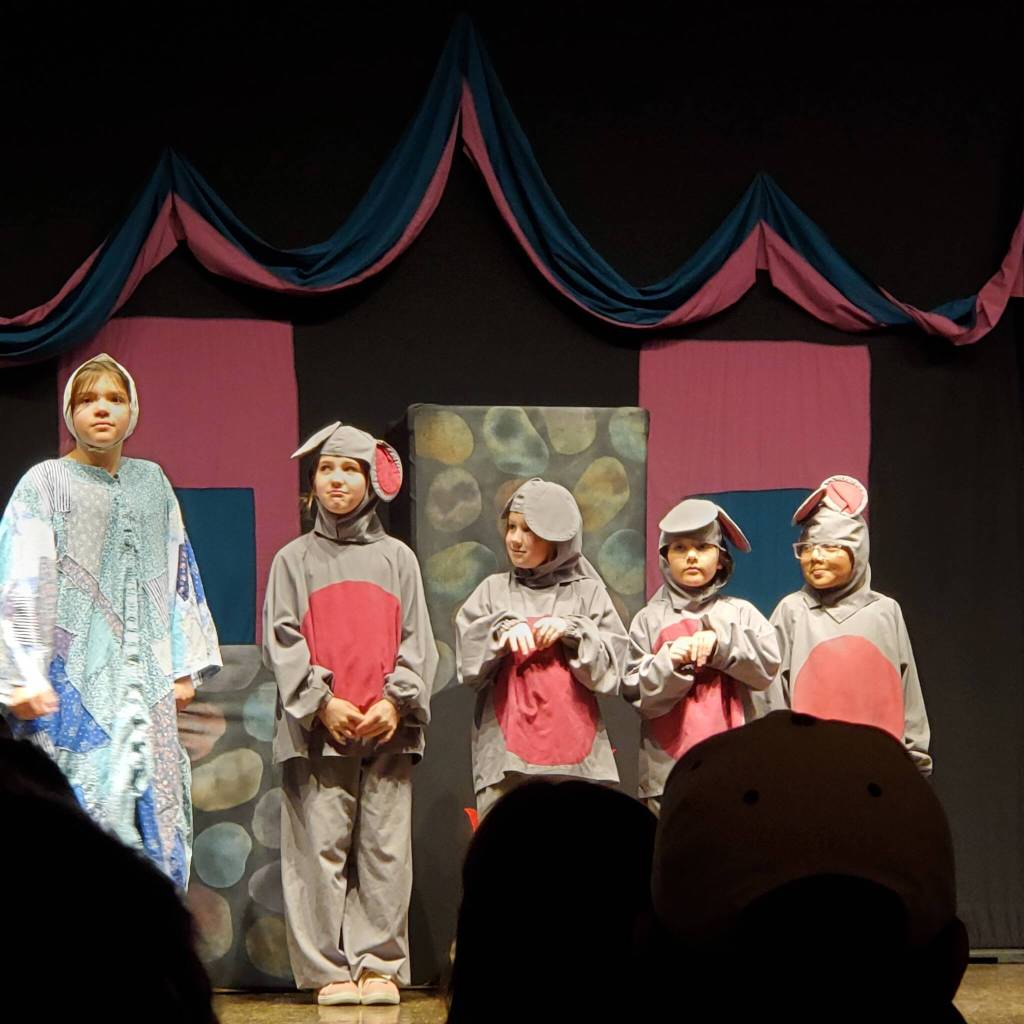 Andrea Watts photos / The Daily World
On April 2, the Oakville Drama Club presented Dorothy and the Magical Land of Oz. The cast consisted of 17 students from first to sixth grades, and junior Evelyn-Rose Cone was the director. Claire Heller portrayed the guard who is preventing Sadie Bird (Dorothy) Adeline George (Scarecrow), Baylei Zeller (Tinman) and Benton Myer (Lion) from seeing the wizard.