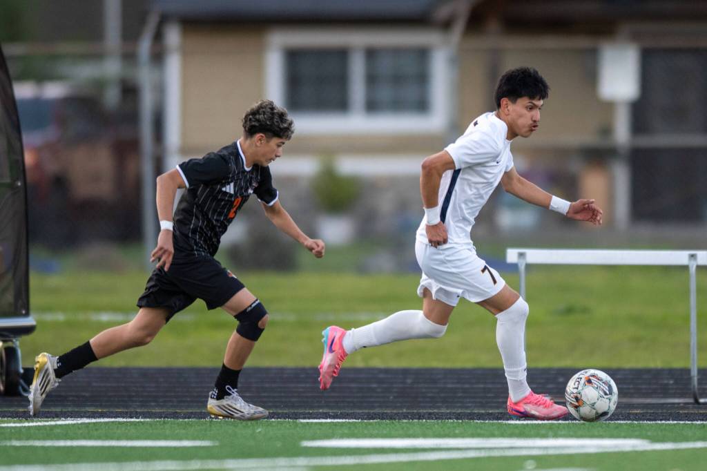 PHOTO BY FOREST WORGUM Aberdeens Cris Lopez (right) looks up the field during an overtime loss to Centralia on Friday in Centralia.