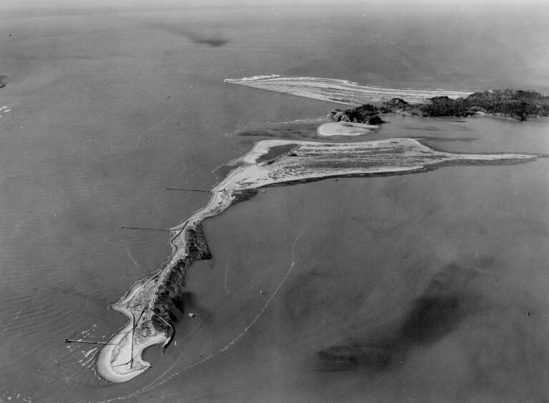 U.S. Army Corps of Engineers
An aerial photo from 1938 shows the Sand Island Pile Dike System. This island was a traditional Chinook fishing location.