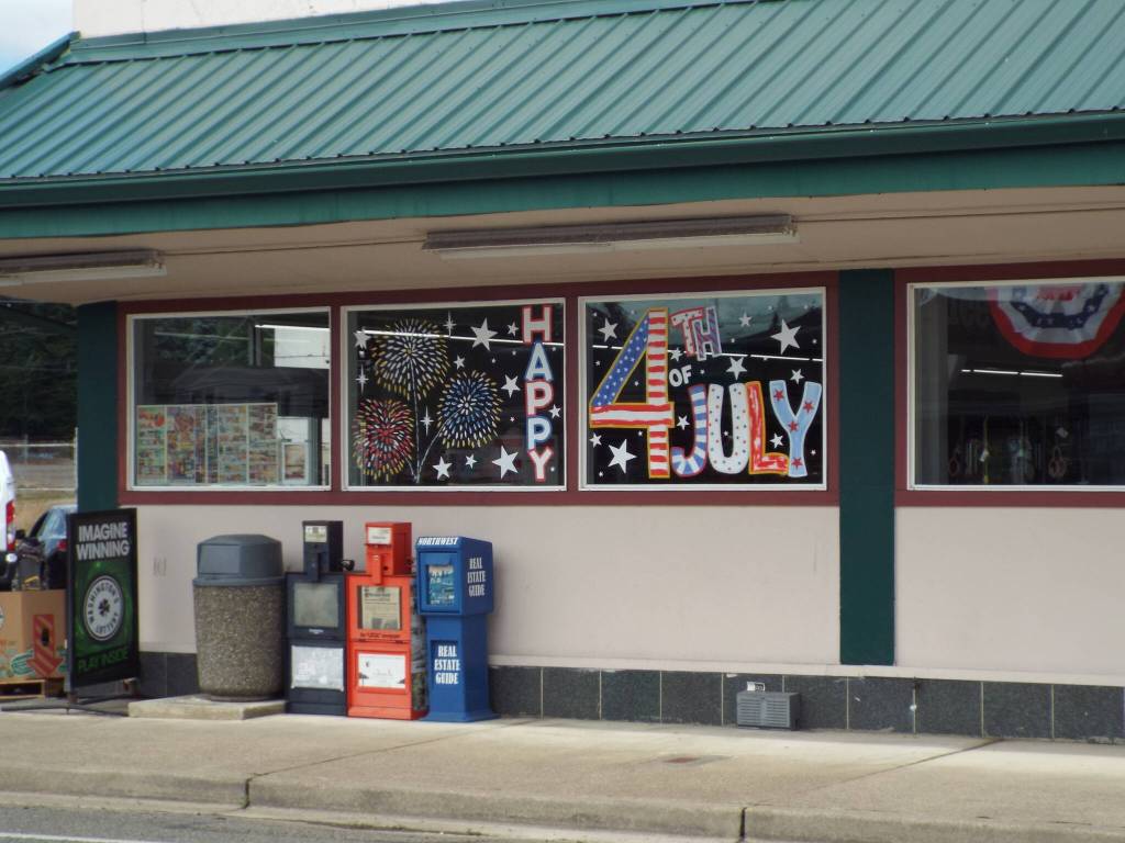 Andrea Watts / The Daily World
For its contribution to the Most American Spirit decorating contest, Gordons Select Market featured a 4th of July design by McCleary artist Lisa Becker.
