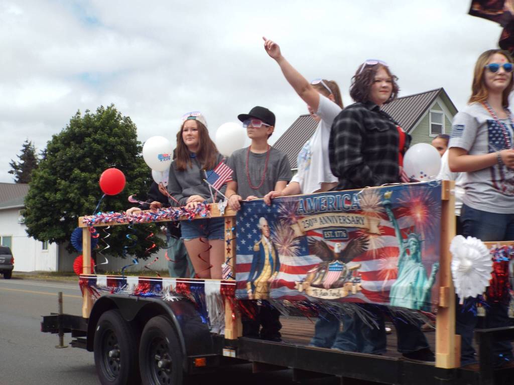 Andrea Watts / The Daily World
A family participating in the Spodyfest July 4th convoy.