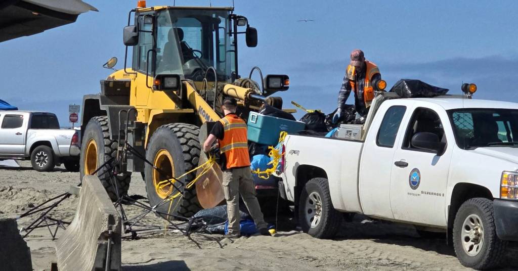 Grays Harbor Surfrider
On July 5, which is called the the dirtiest beach day of the year, volunteers with Surfrider and Jeeps 4 Clean Shores spent the morning picking up trash at Ocean Shores.