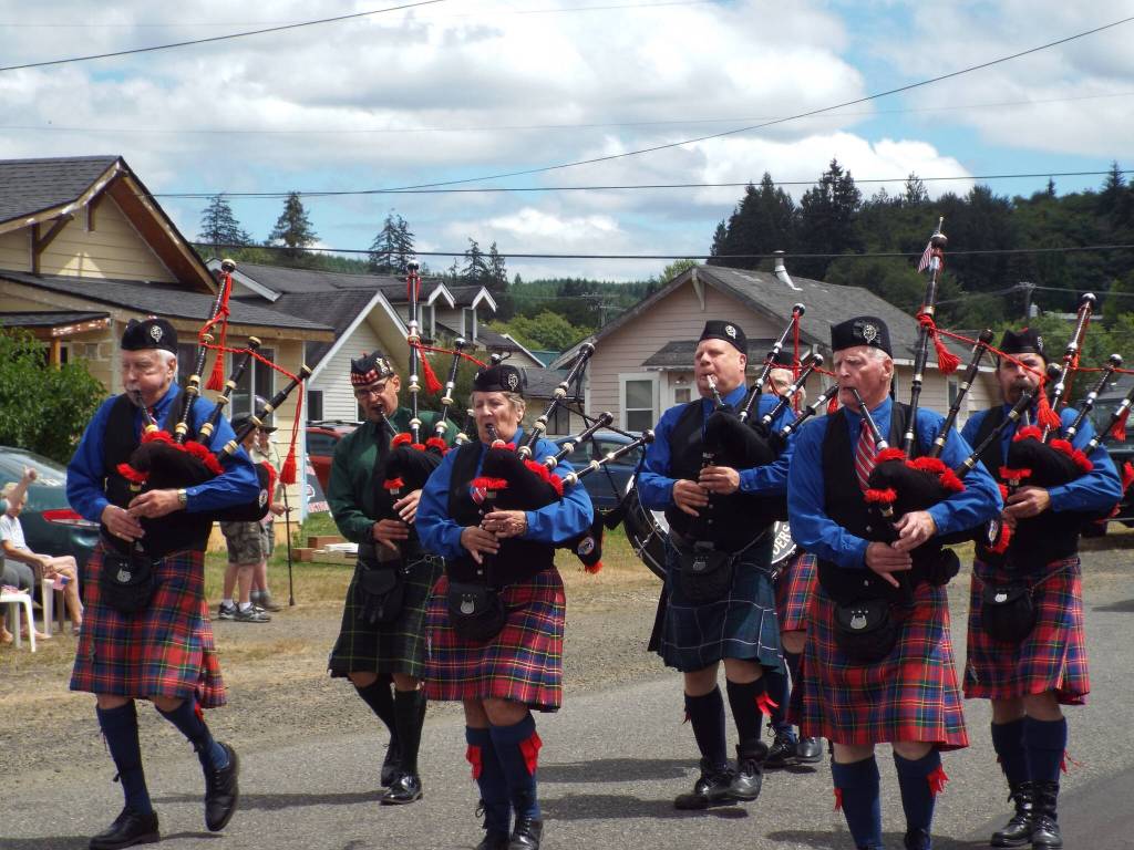 Andrea Watts / The Daily World
Closing out the parade were bagpipe players who paused at the Beehive Retirement Community to take requests by the spectators.