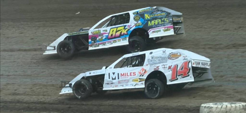 T. Michaels photos / The Daily World
Brenton Schnitzer (top) and Craig Moore start to make their move to the front of the IMCA Modifieds final Saturday at the raceway.